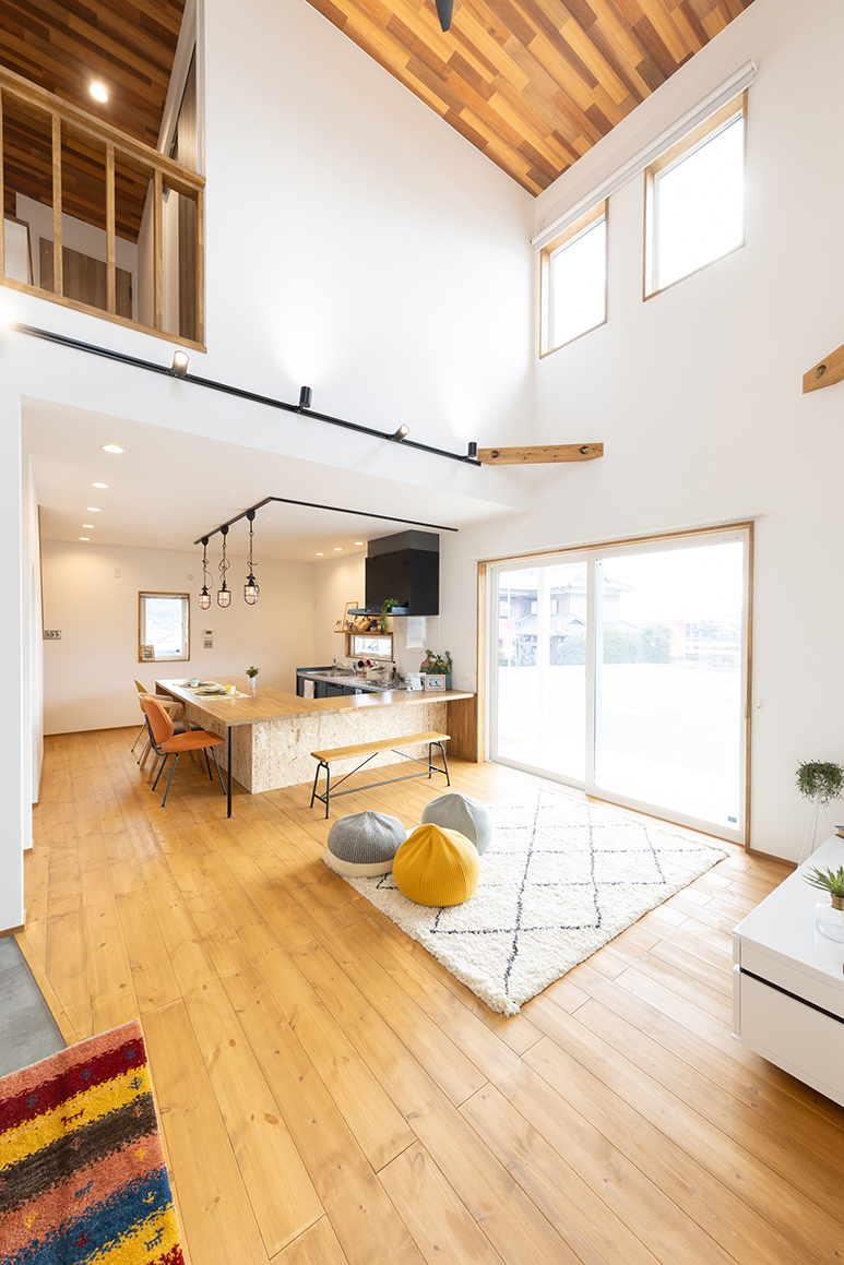 憧れの薪ストーブとコの字型キッチンを取り入れた完璧おかえり動線でストレスフリーなカリフォルニアハウス1