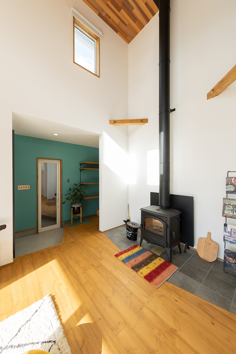 憧れの薪ストーブとコの字型キッチンを取り入れた完璧おかえり動線でストレスフリーなカリフォルニアハウス2