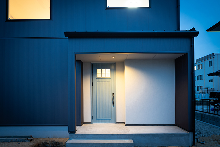 グレーが映える３４坪の北欧ハウス1